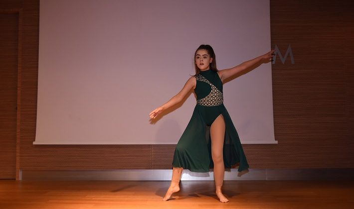 Skolyoza danslarıyla meydan okuyorlar