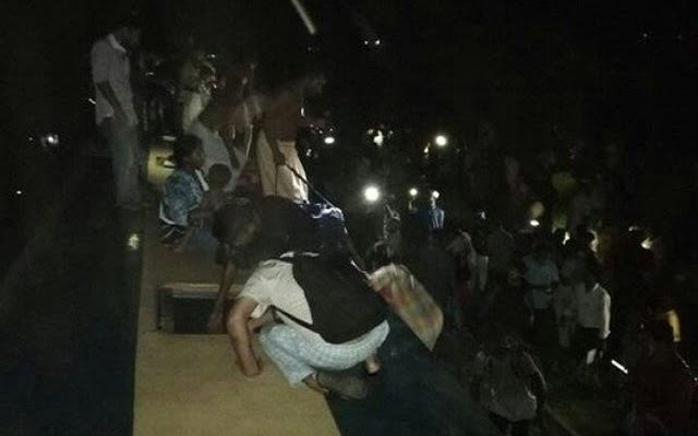 Facia Köprü Çöktü Tren nehre uçtu