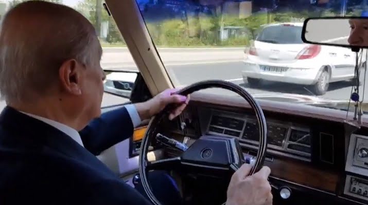 Bahçeli, ‘Mahkumların Duası’ şarkısı eşliğinde aracıyla sokaklarda gezdi