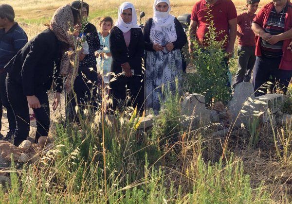 HDP’liler teröristlerin mezarlarını ziyaret etti