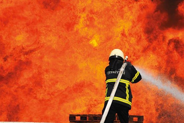 Artvin’de facia! 10 ev yandı 1 kişi öldü