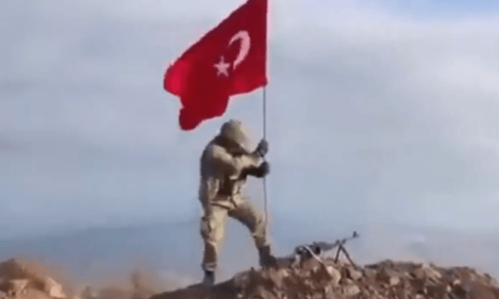 Türk Bayrağı ikinci defa koparılınca dayağı yedi