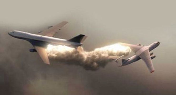 İki uçak havada çarpıştı