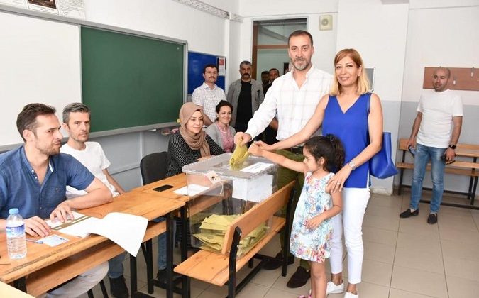 Mhp’li Silivri Belediye Başkanı Volkan Yılmaz oyunu kullandı