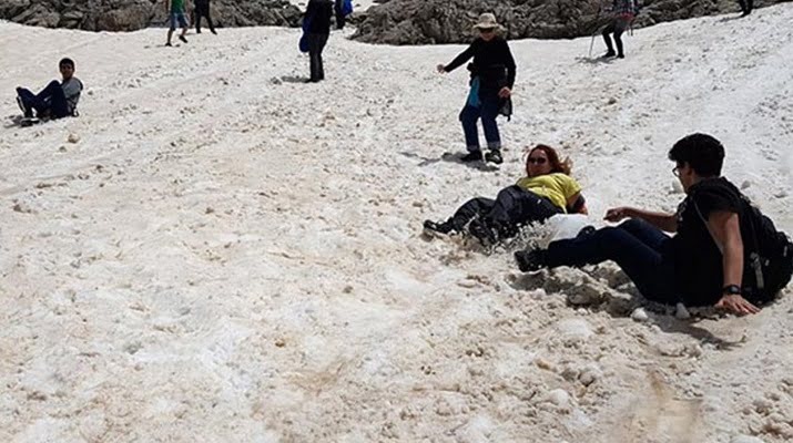 Yazın ortasında kar keyfi