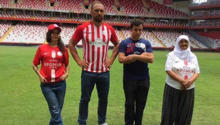 Antalyaspor’un yeni formalarını Başpehlivan Gürbüz tanıttı