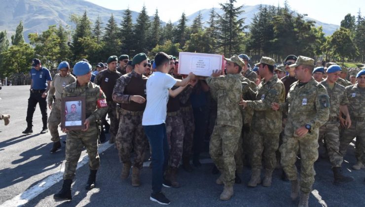 Hakkari Şehidimiz, silah arkadaşlarının omuzlarında tekbirler uğurlandı
