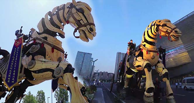 50 tonluk dev robot at dört nala koşuyor