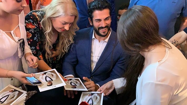 Burak Özçivit’e Romanya’da yoğun ilgi