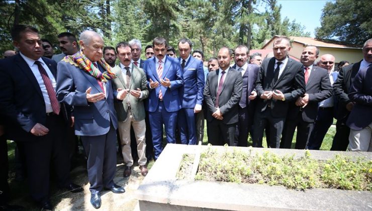 Bahçeli, Ertuğrul Gazi Türbesi’ni ziyaret etti