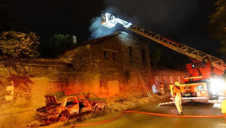 İzmir’de tarihi fabrika yandı