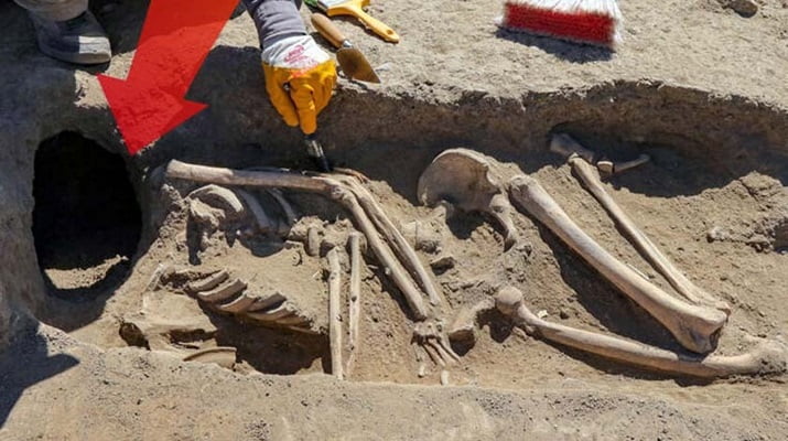 Van’da  2 bin 700 yıllık KAFATASI olmayan kadın iskeleti bulundu
