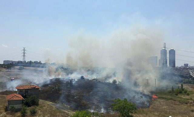 Metris Cezaevi yanında askeri alanda yangın