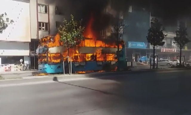 Esenyurt’ta çift katlı özel halk otobüsü yandı