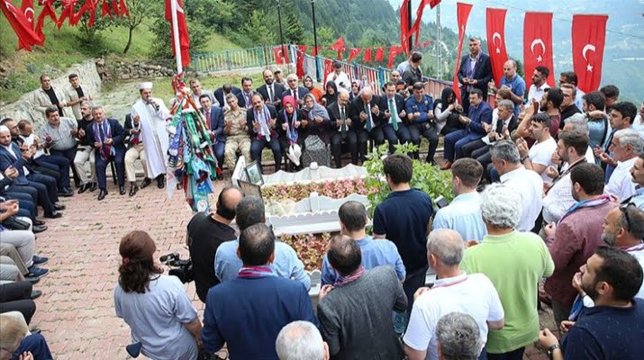THY uçağı ‘Maçka’ ile gelenler Şehit Eren Bülbül’ü mezarı başında andı