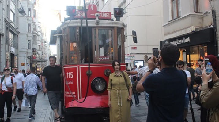 Nostaljik tramvayın elektrik kablosu koptu…