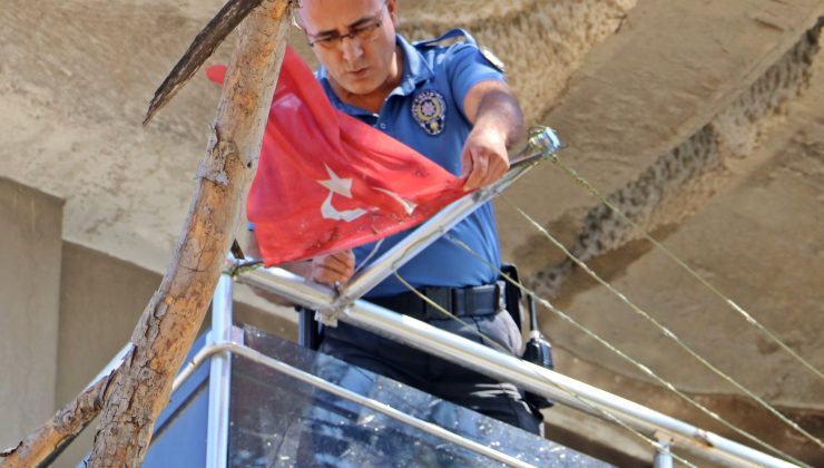 Küle dönen evdeki Türk Bayrağı’na bir şey olmadı