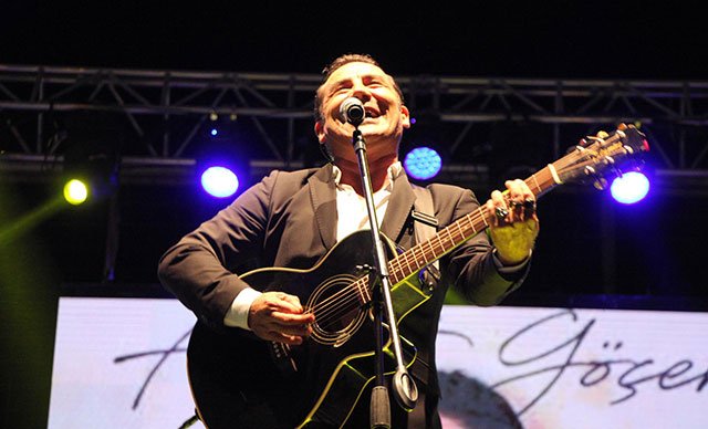 Ferhat Göçer’e, İzmit’te binlerce kişilik koro eşlik etti