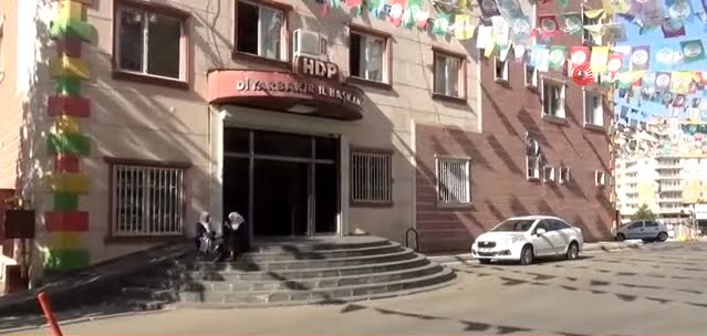 Oğlunu pkk’ya vermek istemeyen anne HDP binasını bastı