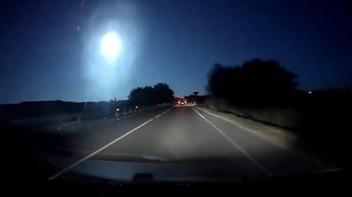 İtalya’da düşen meteor gökyüzünü aydınlattı