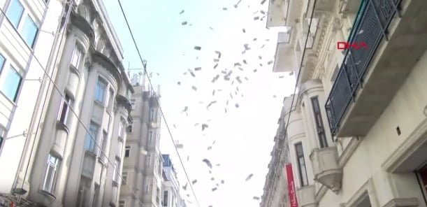 Gökten para yağdı!