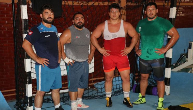 Rıza Kayaalp 4 güreşçiyle şampiyonaya hazırlanıyor