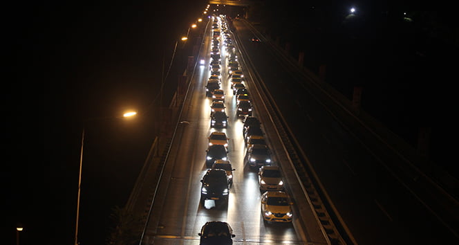Bayram trafiği gecede artarak devam etti
