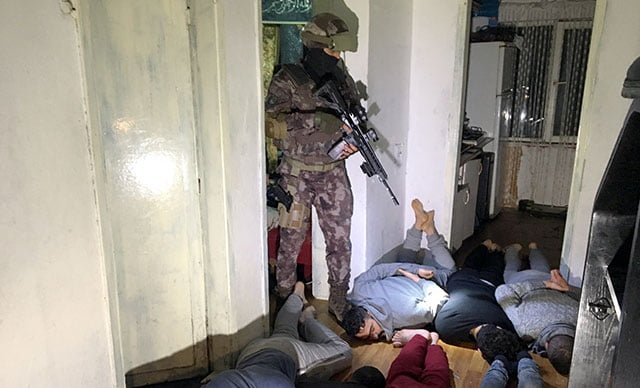 Terör örgütleriyle bağlantılı oldukları tespit edilen 11 yabancı uyruklu gözaltında