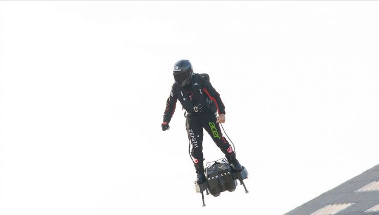 Fransız mucit Manş Denizi’ni uçan kaykayla geçti