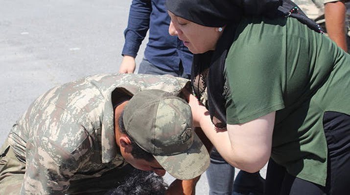 YEMİN “Ben de senin annenim” ağlayan askere sarıldı