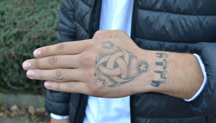 Skandal! Elinde Türk bayrağı dövmesi bulunan Türk genci okula alınmıyor