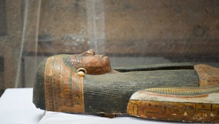 Dünyanın gözü önünde açıldı! İçinden çıkanlar…