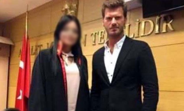 Kıvanç Tatlıtuğ ile duruşma salonunda fotoğraf çektiren hakime inceleme