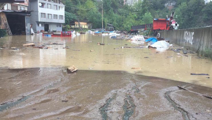 Artvin’de şiddetli yağış nedeniyle dereler taştı yollar kapandı