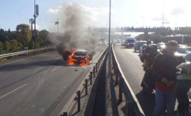 Haliç Köprüsü girişinde otomobil yandı, trafik felç oldu