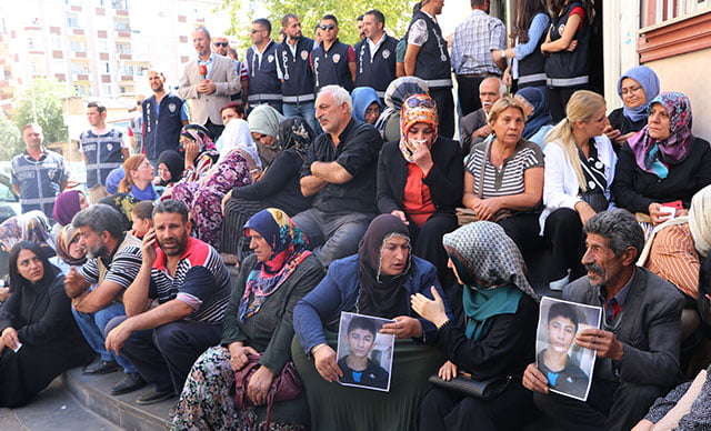 Diyarbakır annelerinin oturma eylemine bir aile daha katıldı