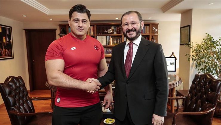 Dünya şampiyonu Rıza Kayaalp AA’yı ziyaret etti