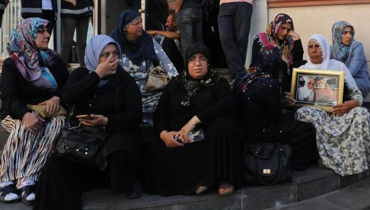 Diyarbakır annelerinden sanatçılara:  “Cem Yılmaz, Yılmaz Erdoğan, Tarkan ve Sezen Aksu’yu bize destek vermeye bekliyoruz.”