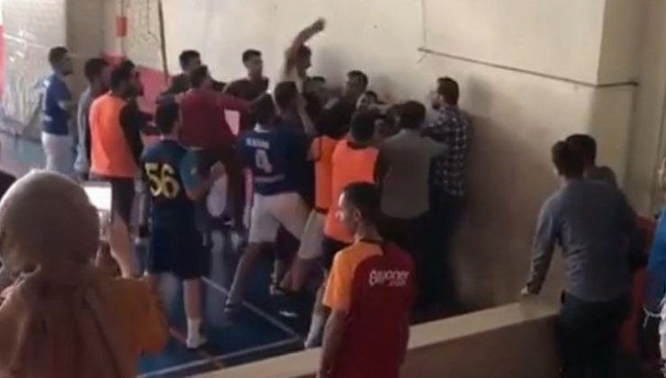 Birbirine giren öğretmenler, Öğrenciler tarafından ayrıldı