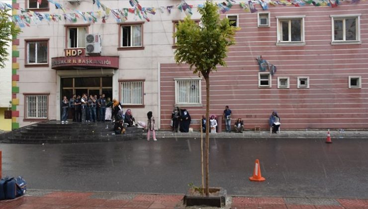 HDP önünde yağmura rağmen evlat nöbetini sürdürdüler