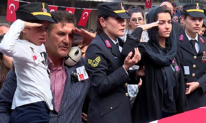 Şehit eşini son yolculuğuna asker selamıyla uğurladı