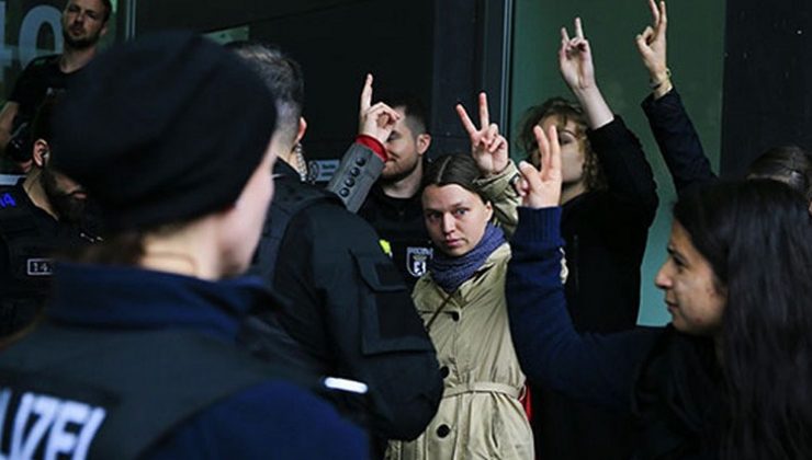 Terör yandaşları toplantı bastı! Polisler seyretti