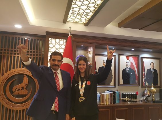 Uluslararası Taekwondo Şampiyonu Duygu Kasırga Ülkü Ocakları Genel Merkezi’ni Ziyaret Etti