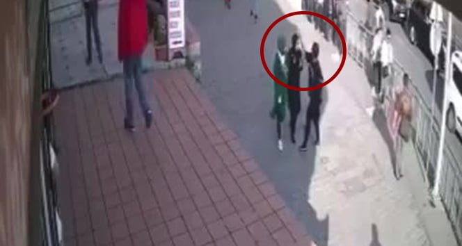 Bakan Soylu, başörtülü kızlara saldıran kadının yakalandığını açıkladı