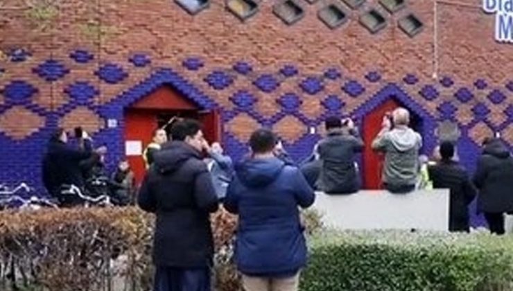 Avrupa ülkesinde ilk ezan sesi! Duyan telefona sarıldı