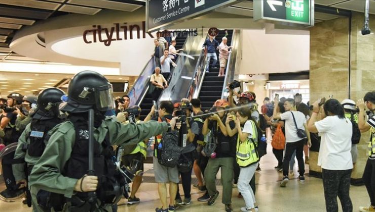 Hong Kong’da polisten alışveriş merkezlerine baskın