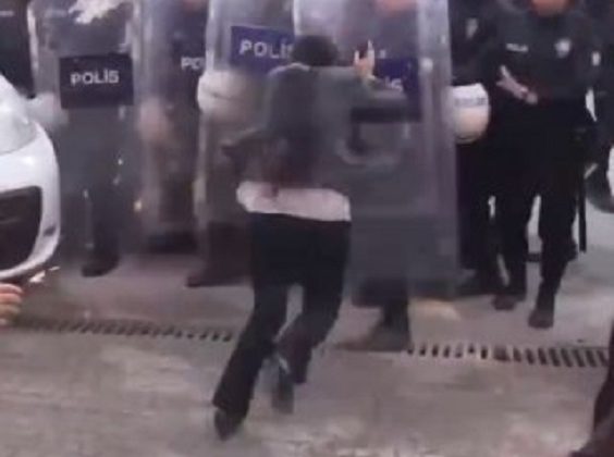 HDP’li vekil polis kalkanına koşarak kafa attı