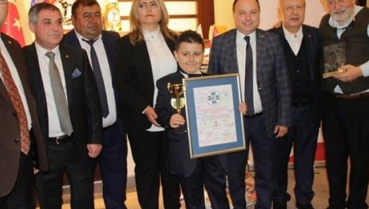 8 yaşında 4 ayda bin 53 kitap okudu