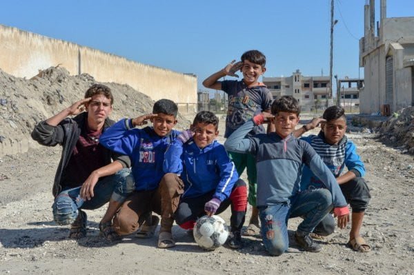 Mehmetçik, Rasulayn’da çocuklar ile top oynadı!