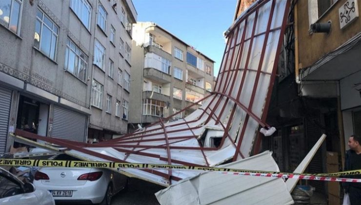 Beyoğlu’nda lodosun etkisiyle bir binanın çatısı uçtu